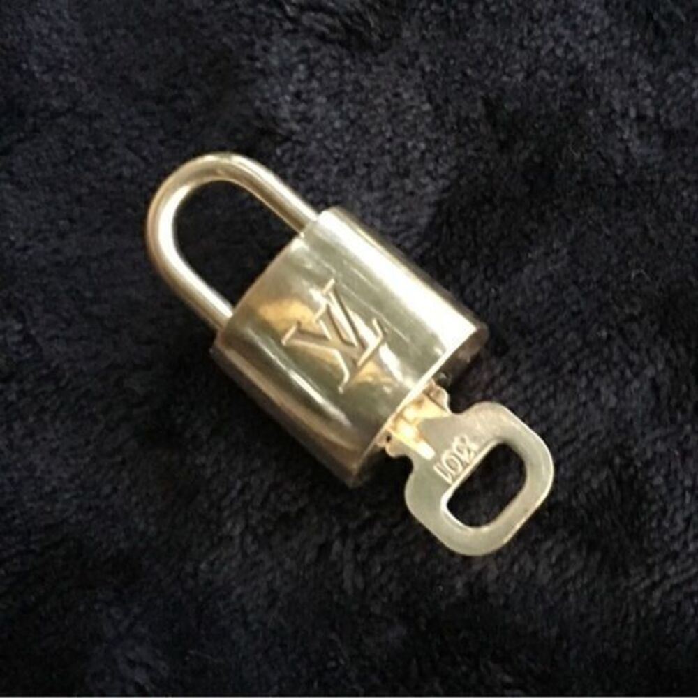 AUTHENTIC Near Mint Louis Vuitton lock and key - Picture 5 of 12